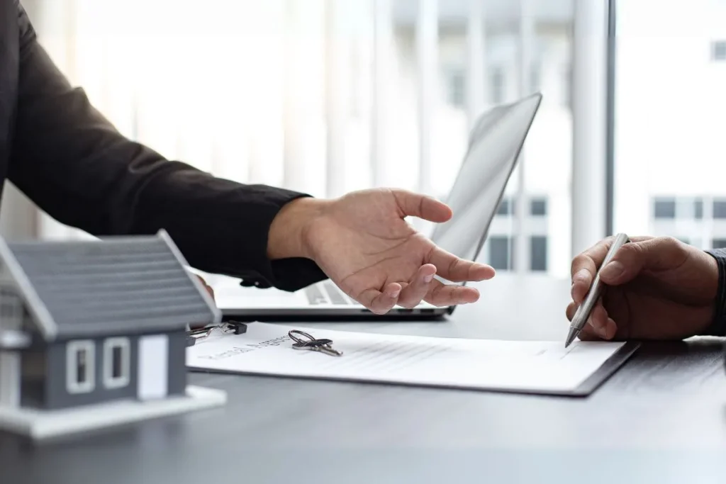 Imagen de dos personas firmando uno de los 5 tipos de contrato de alquiler 